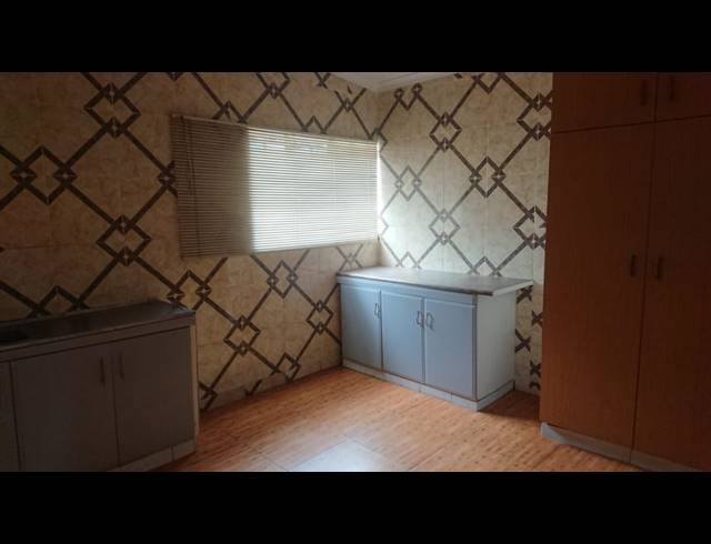2 BEDROOM FLAT RENTED IN LENNOXTON